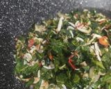 Foto langkah ke 5 dari resep Tumis Teri Daun Pepaya.