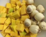 Hình bước làm 1 của món Cháo bí đỏ hạt sen thịt bò