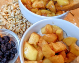 Foto del paso 3 de la receta: Avena con manzana caramelizada, nueces y arándanos