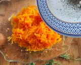 Foto del passaggio 1 della ricetta Frittelle di zucca con erbe aromatiche