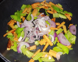 Foto del paso 2 de la receta: Rollitos de mortadella con zanahoria, pimiento y cebolla