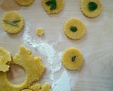 Foto del passaggio 4 della ricetta Biscotti salati al parmigiano ed erbette