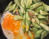 รูปขั้นตอนการทำที่ 3 ของ แตงกวาผัดไข่ 🥒🥚🥒 มีข้าวเปล่า 1 จาน อร่อย ง่าย ประหยัด 😊