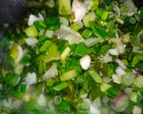 हरी प्याज़ और आलू की सब्जी (Hari pyaz aur aloo ki sabzi recipe in Hindi) रेसिपी चरण 2 फोटो
