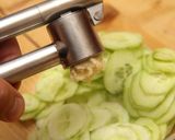 Klasszikus uborkasaláta recept fázis 3 fotója