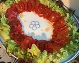 Une image de l'étape 3 de Salade terre et mer aux crevettes,radis,tomates,concombre,laitue,oignon et ciboulette.