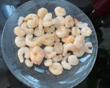 Foto del paso 1 de la receta: Revuelto de espárragos con ajos tiernos y gambitas pequeñas