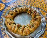 Une image de l'étape 10 de Couronne feuilletée au pesto, gouda et coriandre.