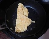 Foto del paso 2 de la receta: Bocadillo de lomo con tortilla francesa, tomate asado y alioli