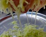 A picture of step 2 of Kacha papaiya nu chhin / raw paw paw stir-fry.