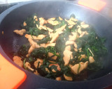 Foto del paso 5 de la receta: Noodles con pollo y espinacas