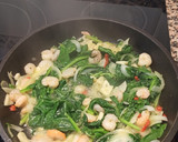 Foto del paso 2 de la receta: Salteado de espinacas con Gambas