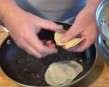 A picture of step 2 of Pommes Anna.