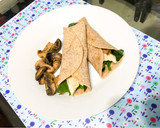 Foto del paso 4 de la receta: Wrap de pollo con espinaca y champiñones salteados