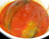 Foto del paso 4 de la receta: Chicharros en salsa de tomate con cúrcuma y pimienta de Jamaica