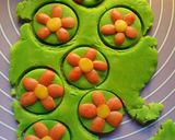 Foto langkah ke 7 dari resep Flower Cookies.