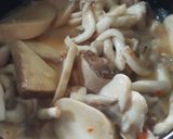 Hình bước làm 3 của món Nấm kho lá quế