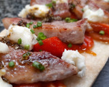 Foto del paso 12 de la receta: Coca de secreto a la plancha, chimichurri, pimiento y gorgonzola