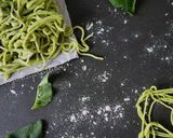 Foto langkah ke 6 dari resep Mie Bayam Hijau.