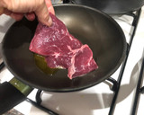 Foto del paso 4 de la receta: Filete de ternera con espinacas salteadas con jamón