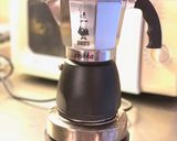 รูปขั้นตอนการทำที่ 3 ของ กาแฟลาเต้ร้อนนมอัลม่อนด์ จากเครื่อง Moka Pot