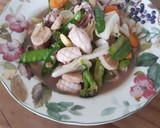 Foto langkah ke 4 dari resep Cap Cay Seafood Pedes.
