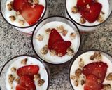 Foto langkah ke 5 dari resep Strawberry mousse coconut crumble.