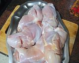 Foto del paso 1 de la receta Muslitos de pollo sobre cama de papas y verduras al horno