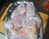 Foto del paso 1 de la receta: Muslitos de pollo sobre cama de papas y verduras al horno