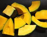 A picture of step 1 of Cooked in One Pan! Kabocha Squash with Ground Meat Ankake Sauce.