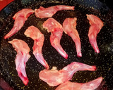Foto del paso 2 de la receta: Arroz con manitas de conejo