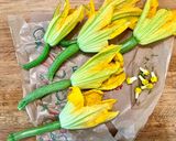 Une image de l'étape 2 de Beignets de fleurs de courgette.