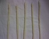A picture of step 4 of Christmas Wreath Made From Bread.