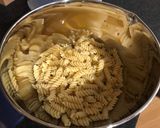 Foto del paso 4 de la receta: Pasta de tomate natural, acompañada de fusilli y pollo