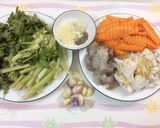 Hình bước làm 3 của món Mì cua gạo lứt xào tôm mực