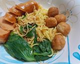 Hình bước làm 2 của món Mì trứng trộn cá viên xúc xích