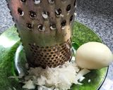 Foto del paso 3 de la receta: Pizza de espinaca salteada con ajo, con salsa blanca de cebolla