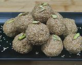 तिल गुड़ के लड्डू (Til-Gud Ladoo recipe in Hindi) रेसिपी चरण 5 फोटो
