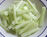 รูปขั้นตอนการทำที่ 1 ของ แตงกวาผัดไข่
