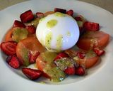 Foto del paso 6 de la receta: Ensalada de tomate, fresas, burrata y pesto de piñones