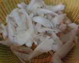 Foto langkah ke 1 dari resep Tumis jamur sosis.