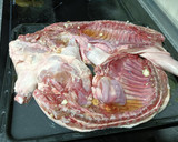 Foto del paso 2 de la receta: Cochinillo asado al horno