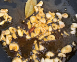 Foto del paso 2 de la receta: Pota al ajillo con judías verdes