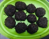 Foto langkah ke 5 dari resep Bola-bola coklat “tak berbentuk”.