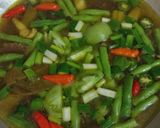 Foto langkah ke 5 dari resep Asem-Asem Daging Buncis.