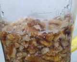 Foto langkah ke 2 dari resep Walnut Milk Smoothie.