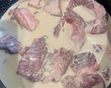 A picture of step 1 of Braised Pork with Tomato Sauce.