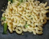 Foto langkah ke 2 dari resep Makaroni Goreng Oriental.