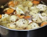 Foto langkah ke 3 dari resep Sop Bening Kembang Kol.