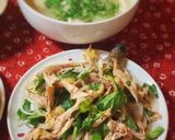 Hình bước làm 6 của món Cháo gà và gỏi gà xé trộn rau thơm tốc hành